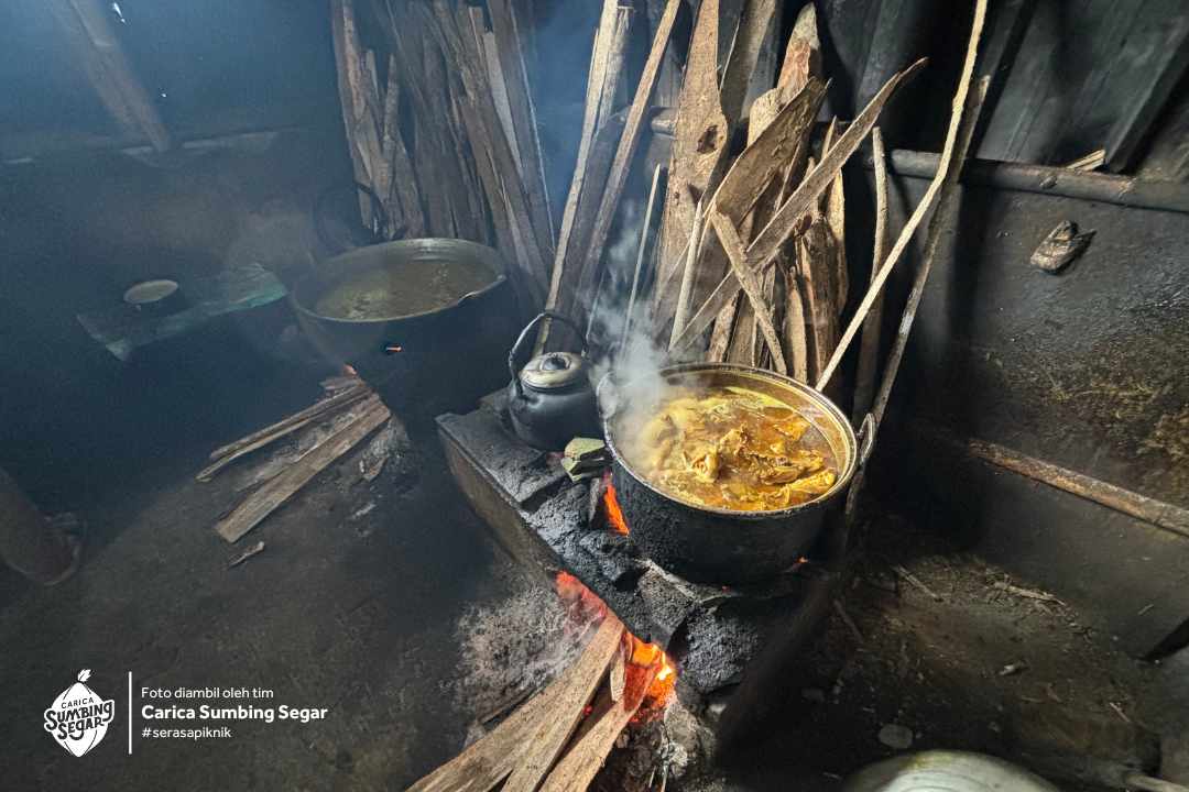 mengambil di dapur warung enthok bu siti