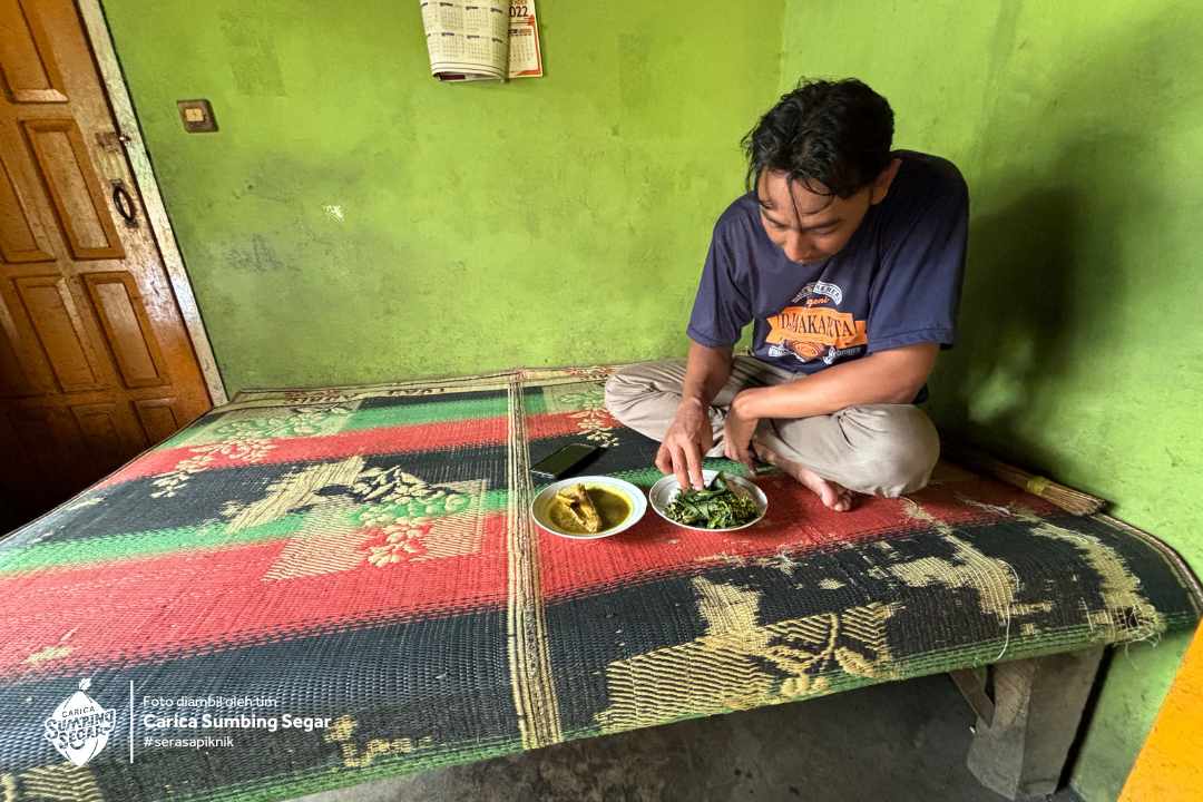 lesehan di rumah makan enthok bu siti